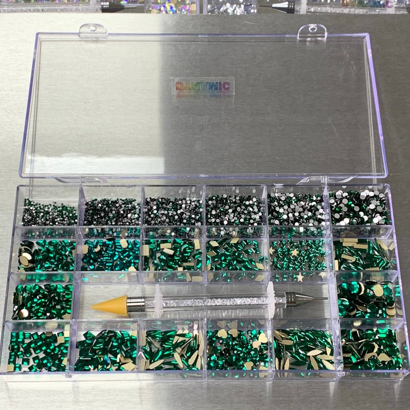 [Emerald Green] Rhinestones set – 20 cells box – 14 big shapes and 6 round shapes
